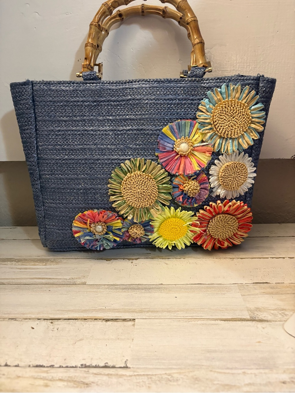 Haule hippie bag with rafia flowers and wood handles